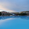 Grande piscina con hotel sullo sfondo.