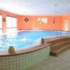 Piscina interna con pareti arancioni.