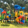 Un parco giochi colorato con scivoli e altalene.