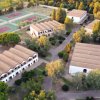 Edifici e campi da tennis immersi nel verde.