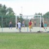 Campo da calcio con persone che giocano.
