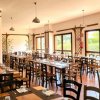 Sala da pranzo con tavoli e sedie ordinate.