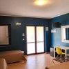 Camera con due letti, scrivania e sedia gialla.
