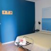 Camera con letto matrimoniale e decorazione marina.