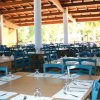 Ristorante all'aperto con sedie blu.