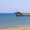 Una struttura in legno su una scogliera vicino al mare.