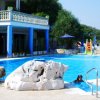 Piscina con scivolo colorato e ampia terrazza.