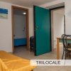 Ingresso di un appartamento con porte e arredi.