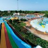 Parco acquatico con scivoli colorati e piscina.