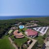Resort con piscine e parcheggi, vicino al mare.