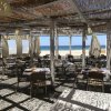 Ristorante all'aperto vicino al mare.