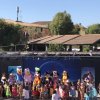 Personaggi in costume su un palco con bambini.