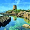 Torre costiera su una scogliera rocciosa.
