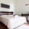 Camera da letto con letto matrimoniale e arredamento in legno.