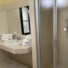 Bagno con doccia e lavandino in marmo.